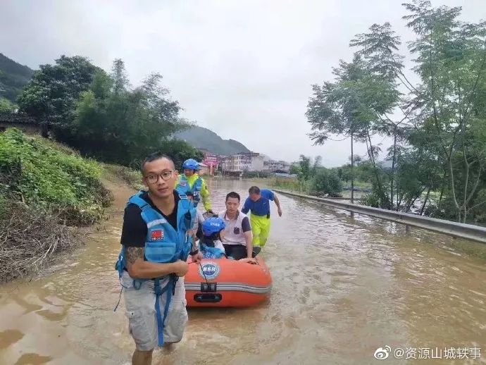 最新洪水消息背后的故事，小巷深处独特小店的生存与挑战