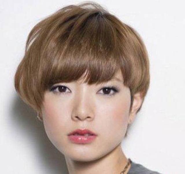 女人短发烫发最新潮流，巷弄深处的时尚秘境