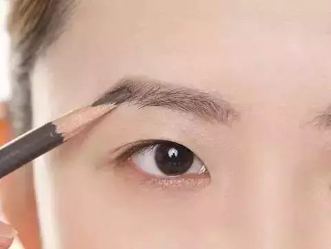 『揭秘2018最新眉型图片，打造完美妆容的关键秘诀』